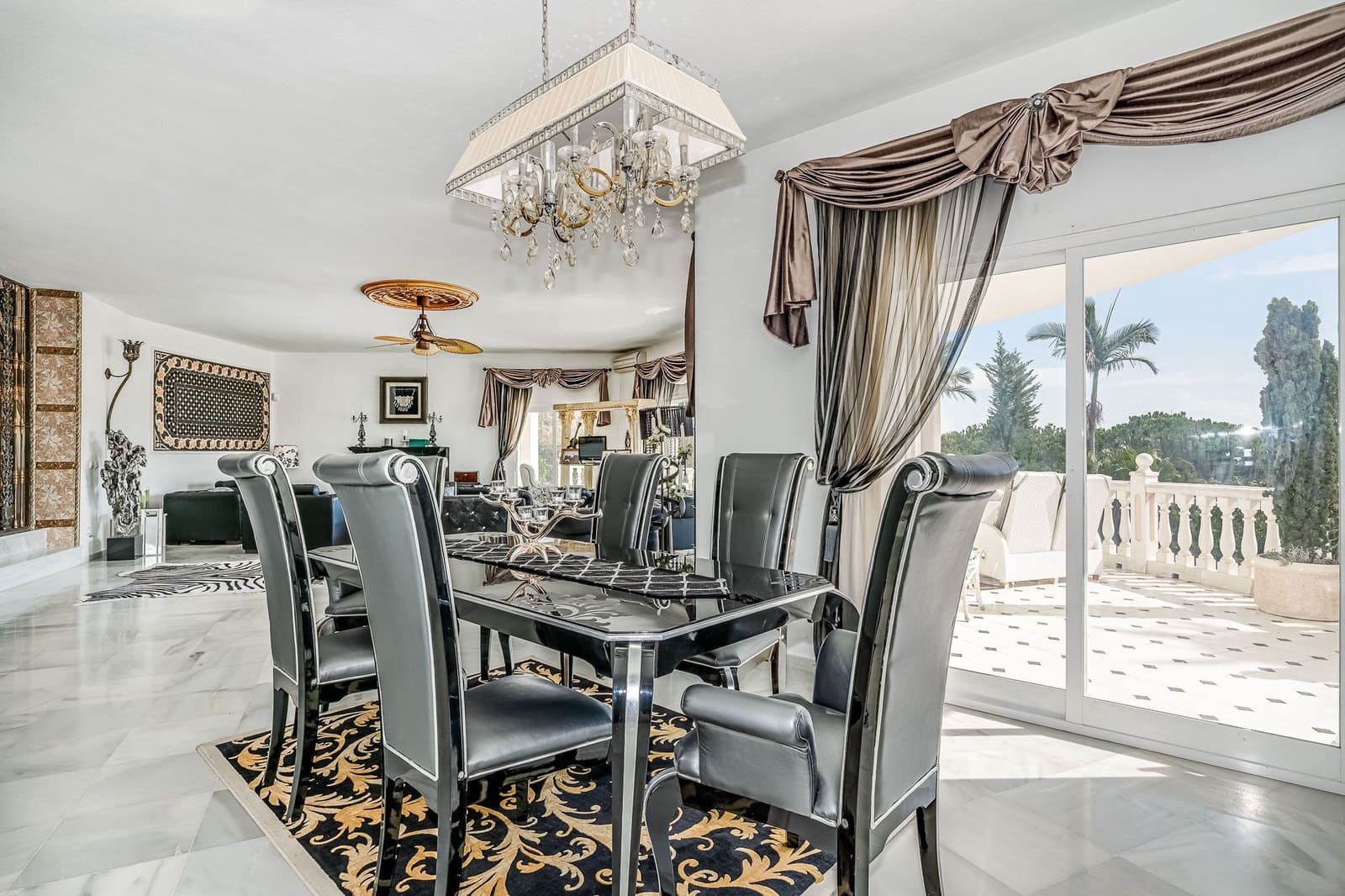 7 sypialnia Willa na sprzedaż w Marbella z basenem garażem - 1 990 000 € (Ref: 9725750)