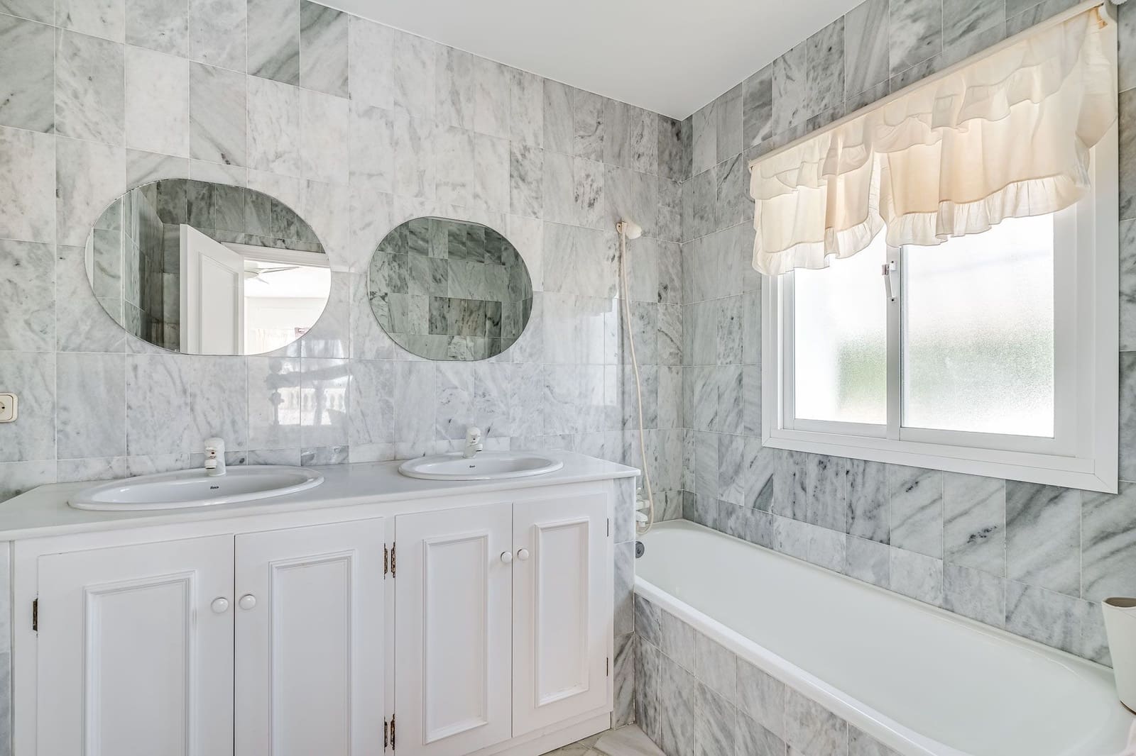 7 sypialnia Willa na sprzedaż w Marbella z basenem garażem - 1 990 000 € (Ref: 9725750)