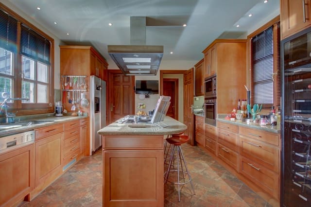 4 soveværelse Villa til salg i Marbella med swimmingpool garage - € 2.595.000 (Ref: 9725794)