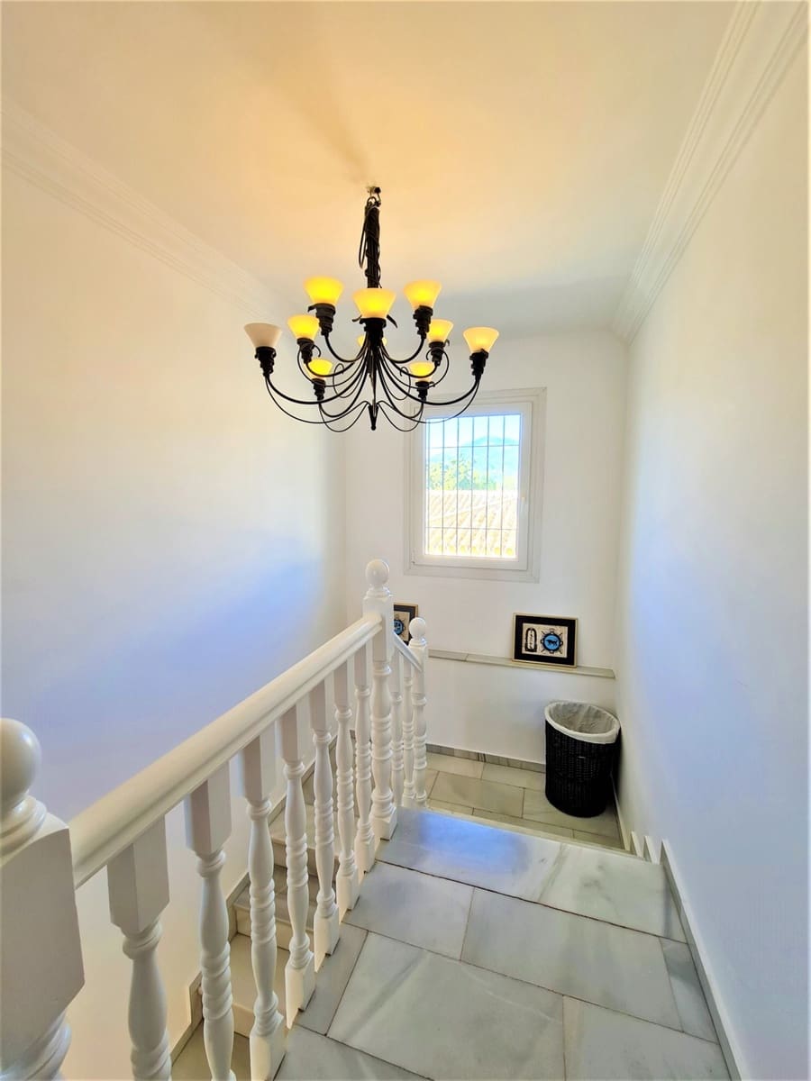 4 bedroom Villa for sale in Nueva Andalucia with pool - € 1,279,000 (Ref: 9725799)