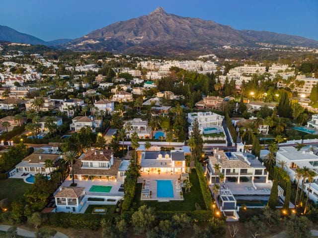 5 sypialnia Willa na sprzedaż w Marbella z basenem garażem - 3 500 000 € (Ref: 9725808)