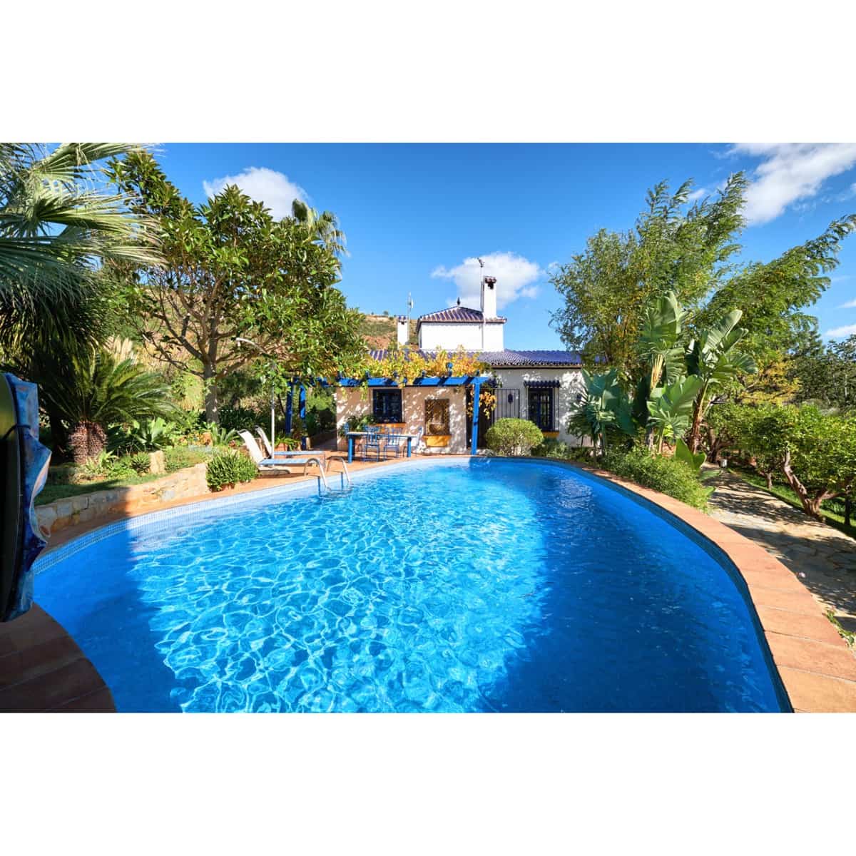 2 sovrum Villa till salu i Estepona med pool garage - 695 000 € (Ref: 9725822)