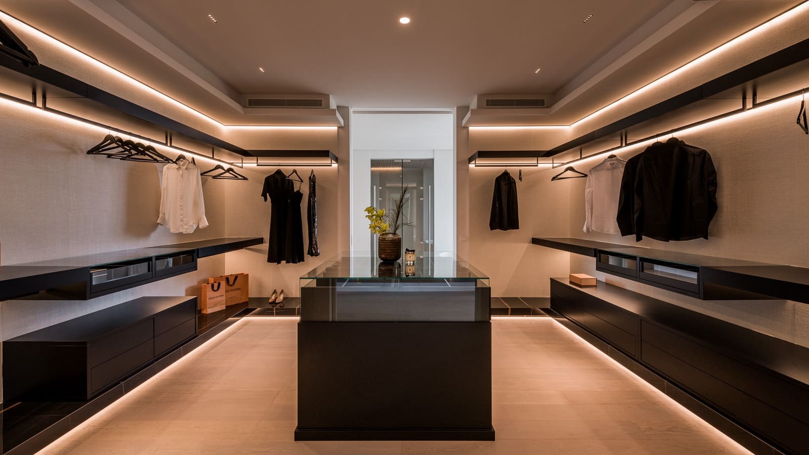 6 bedroom Villa for sale in Marbella with pool garage - € 9,575,000 (Ref: 9725840)