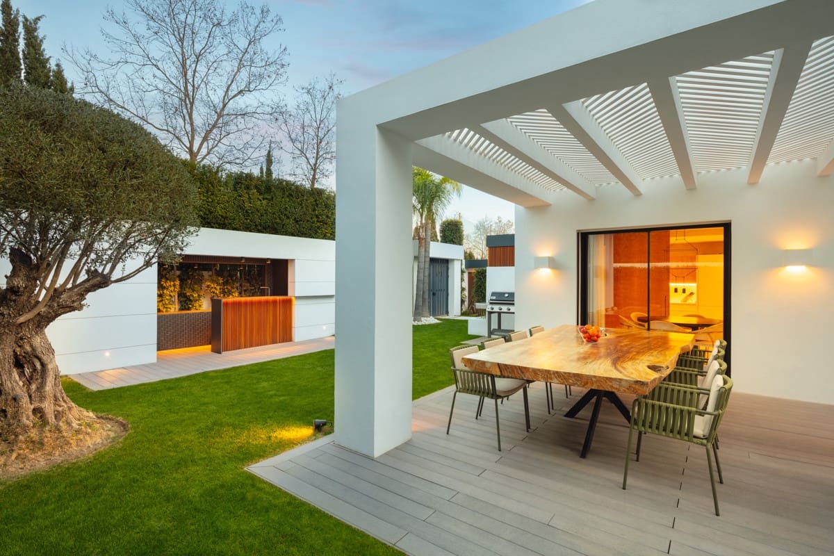 Chalet de 4 habitaciones en Guadalmina en venta con piscina garaje - 1.800.000 € (Ref: 9725857)