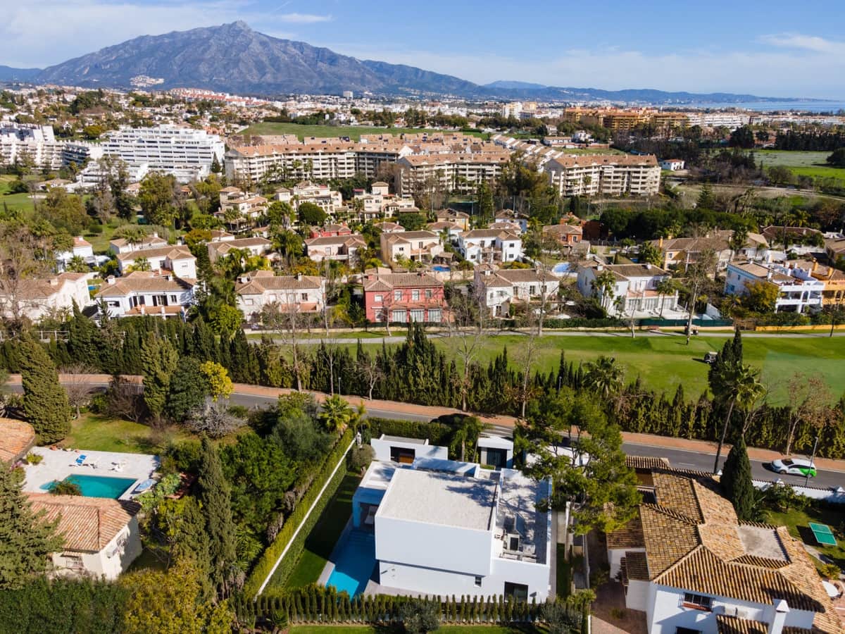 Chalet de 4 habitaciones en Guadalmina en venta con piscina garaje - 1.800.000 € (Ref: 9725857)