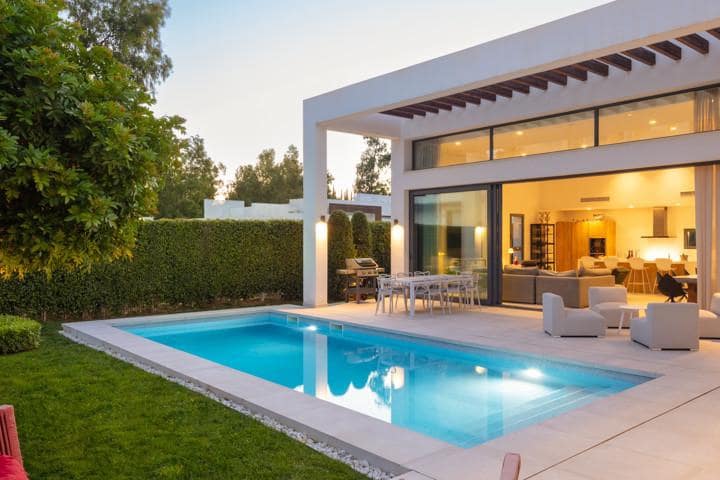 Chalet de 4 habitaciones en Estepona en venta con piscina garaje - 1.495.000 € (Ref: 9725868)