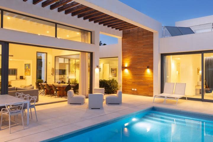 Chalet de 4 habitaciones en Estepona en venta con piscina garaje - 1.495.000 € (Ref: 9725868)