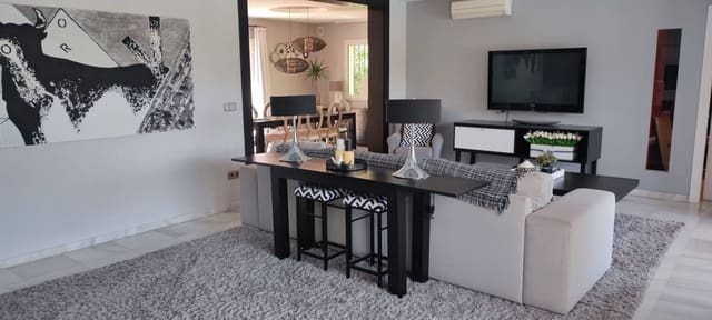 Chalet de 4 habitaciones en Nueva Andalucia, Marbella en venta con piscina garaje - 1.600.000 € (Ref: 9725871)