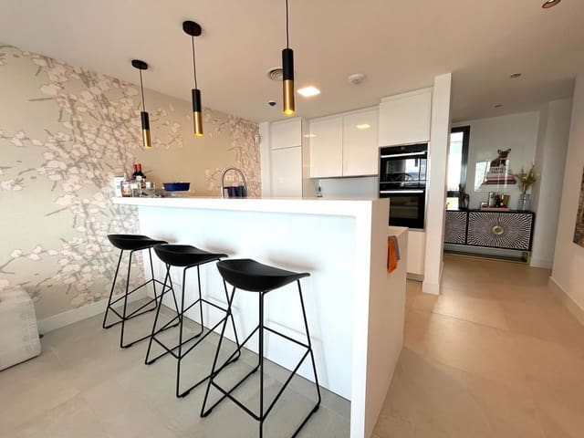 3 chambre Penthouse à vendre à Marbella avec piscine garage - 995 000 € (Ref: 9725941)