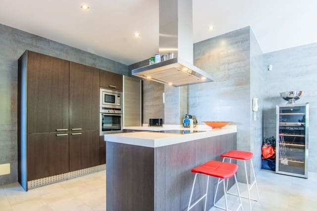 6 bedroom Villa for sale in Marbella with pool garage - € 1,860,000 (Ref: 9725946)