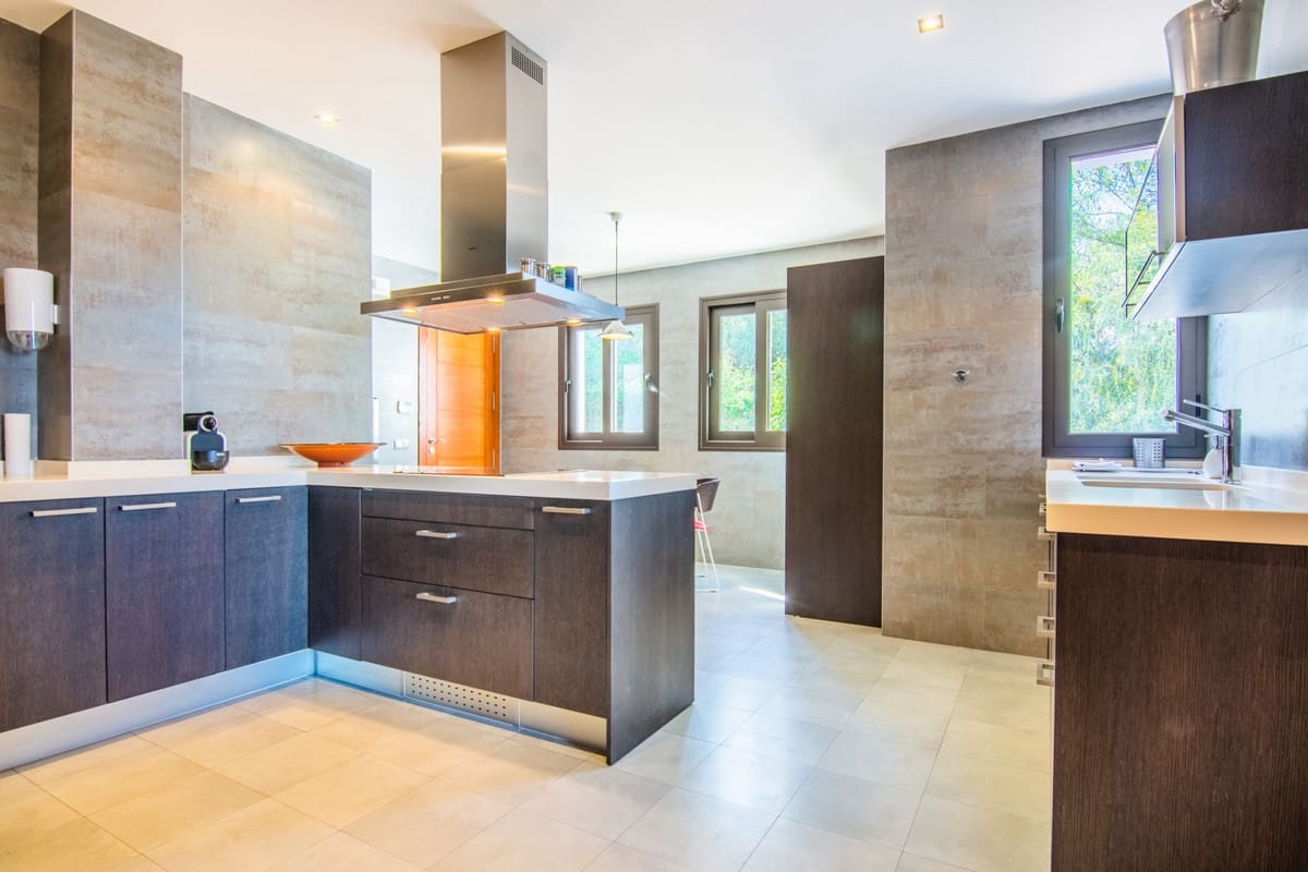 6 bedroom Villa for sale in Marbella with pool garage - € 1,860,000 (Ref: 9725946)