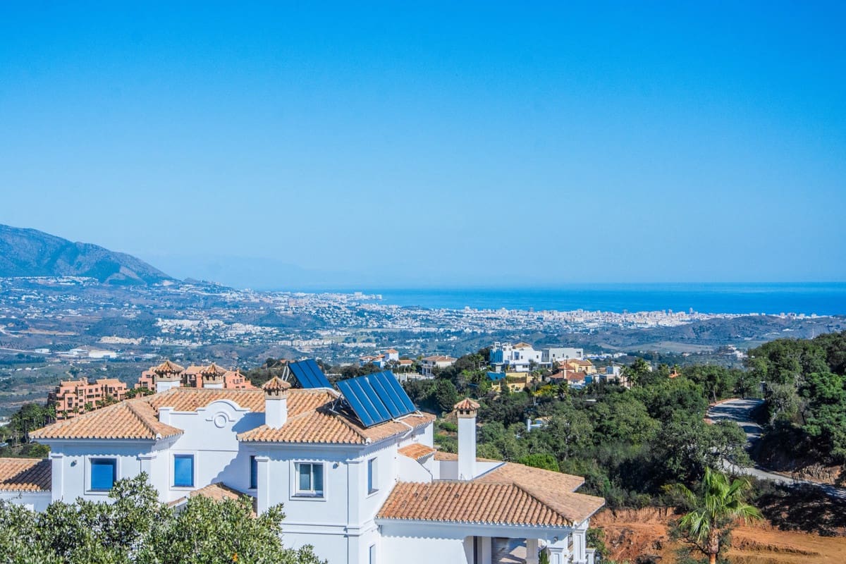 6 bedroom Villa for sale in Marbella with pool garage - € 1,860,000 (Ref: 9725946)