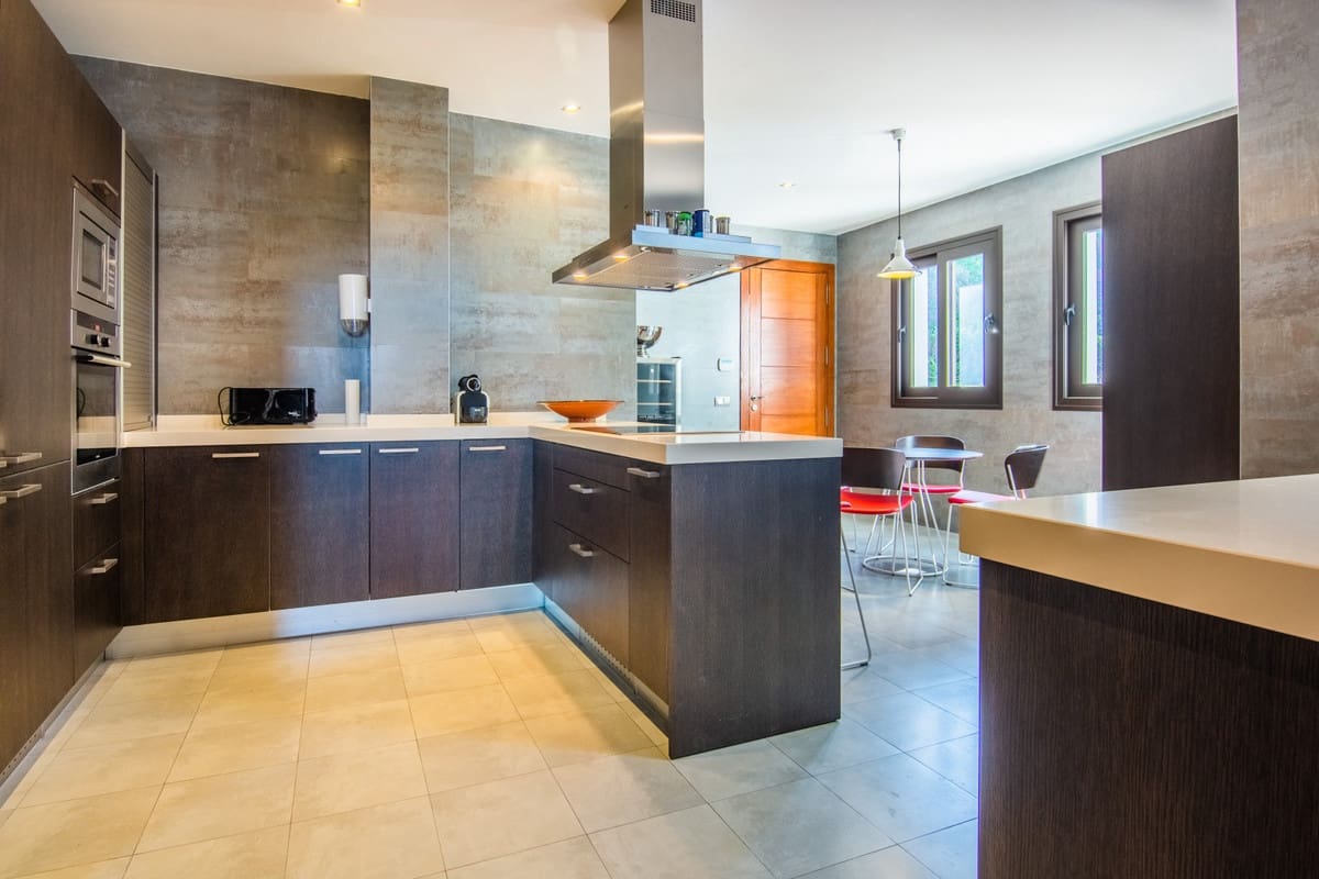 6 bedroom Villa for sale in Marbella with pool garage - € 1,860,000 (Ref: 9725946)