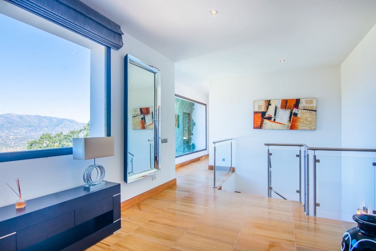 6 bedroom Villa for sale in Marbella with pool garage - € 1,860,000 (Ref: 9725946)