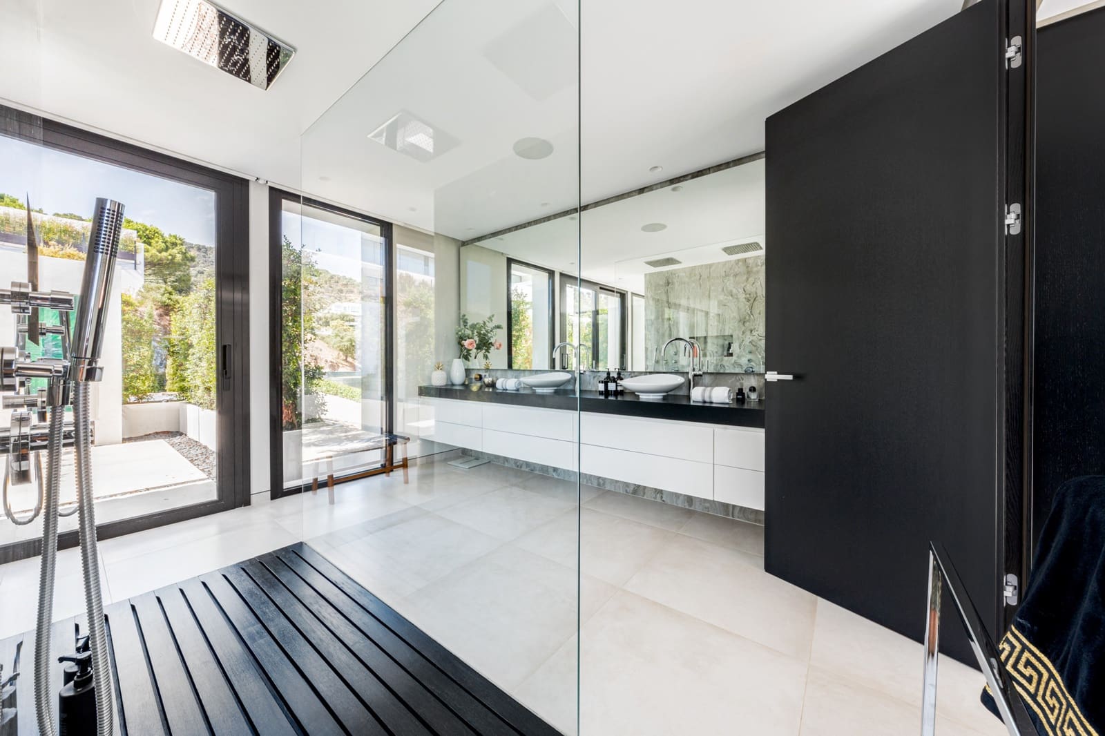 5 bedroom Villa for sale in Marbella with pool garage - € 6,750,000 (Ref: 9725964)