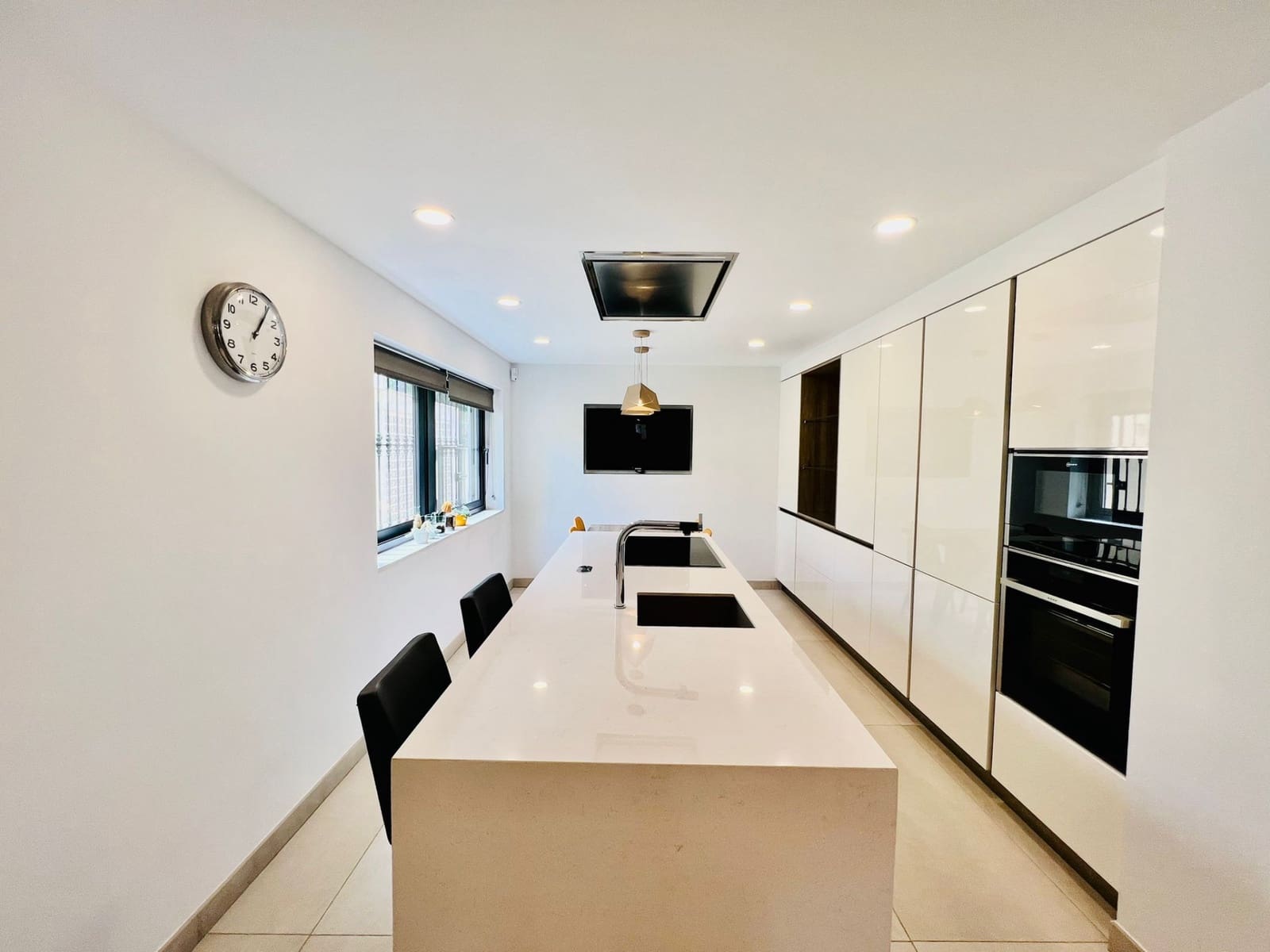 4 bedroom Villa for sale in Nueva Andalucia with pool garage - € 720,000 (Ref: 9726008)