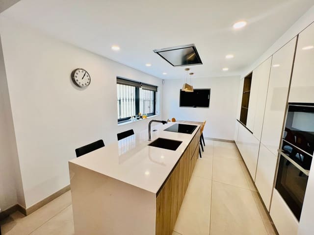 4 chambre Villa/Maison à vendre à Nueva Andalucia, Marbella avec piscine garage - 720 000 € (Ref: 9726008)