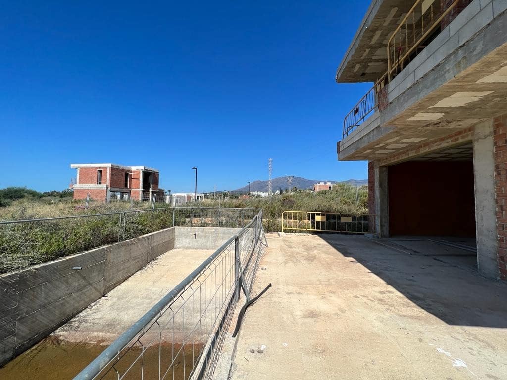 3 sypialnia Willa na sprzedaż w Estepona z basenem garażem - 750 000 € (Ref: 9726009)