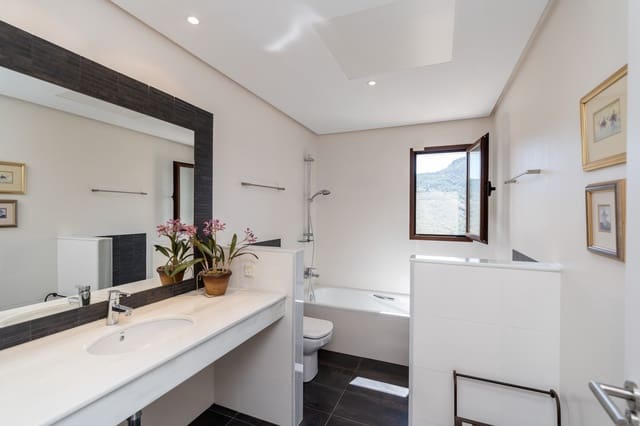 4 soveværelse Villa til salg i Marbella med swimmingpool garage - € 1.995.000 (Ref: 9726039)