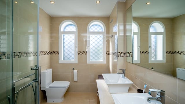 3 sypialnia Willa na sprzedaż w Marbella z basenem garażem - 520 000 € (Ref: 9726044)