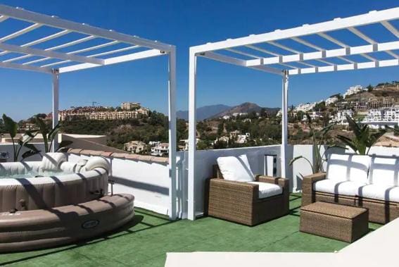 Apartamento de 2 habitaciones en La Quinta en venta con piscina garaje - 650.000 € (Ref: 9726047)