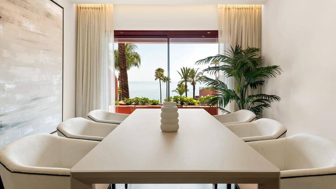 Apartamento de 3 habitaciones en Estepona en venta con piscina garaje - 1.995.000 € (Ref: 9726051)