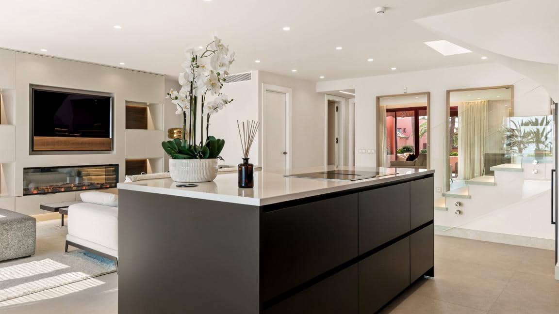 Apartamento de 3 habitaciones en Estepona en venta con piscina garaje - 1.995.000 € (Ref: 9726051)