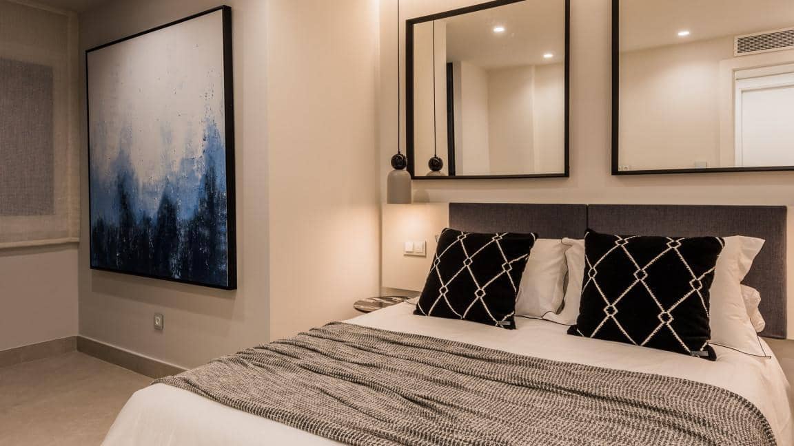 Apartamento de 3 habitaciones en Estepona en venta con piscina garaje - 1.995.000 € (Ref: 9726051)