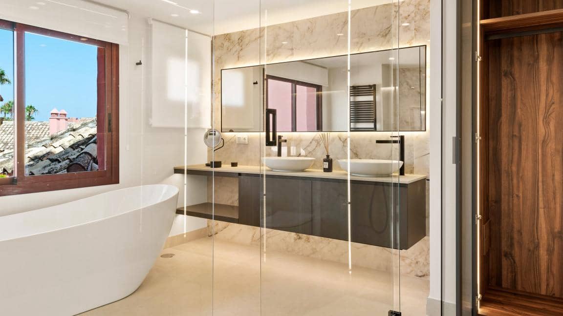 Apartamento de 3 habitaciones en Estepona en venta con piscina garaje - 1.995.000 € (Ref: 9726051)