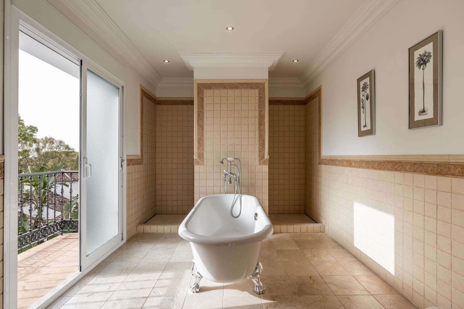 8 bedroom Villa for sale in Marbella - € 1,890,000 (Ref: 9726055)