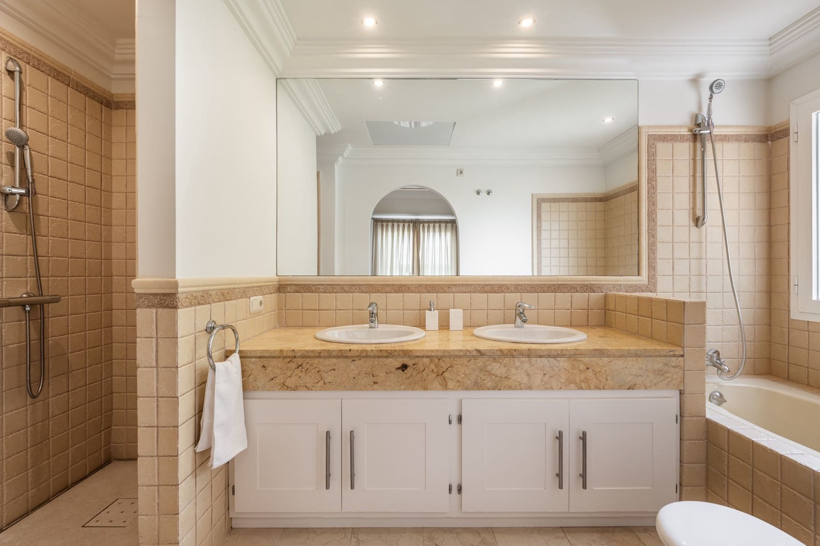 8 bedroom Villa for sale in Marbella - € 1,890,000 (Ref: 9726055)