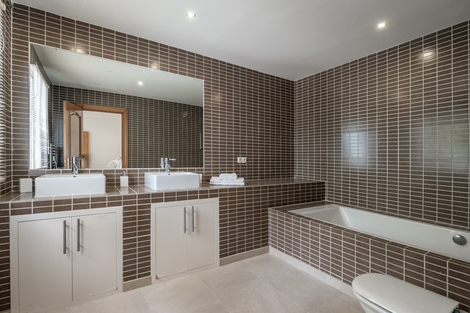 8 bedroom Villa for sale in Marbella - € 1,890,000 (Ref: 9726055)