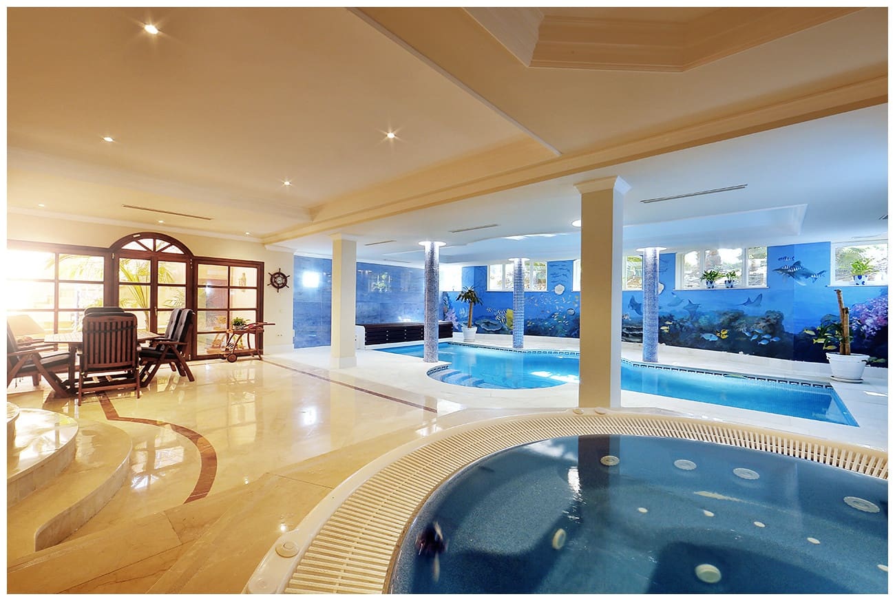 6 Zimmer Villa zu verkaufen in Nueva Andalucia mit Pool Garage - 8.500.000 € (Ref: 9726062)