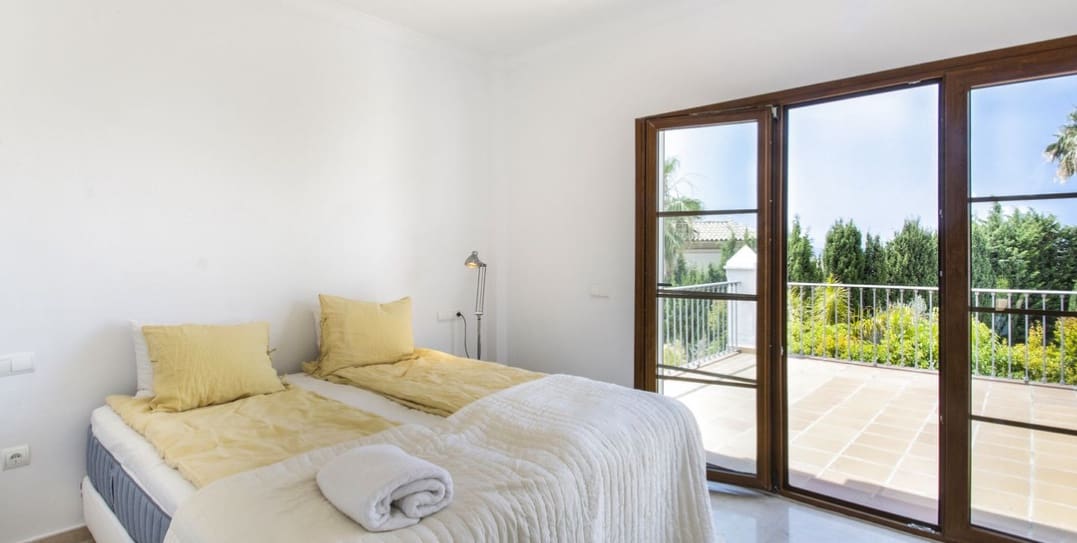 4 sovrum Villa till salu i Estepona med pool garage - 815 000 € (Ref: 9726074)