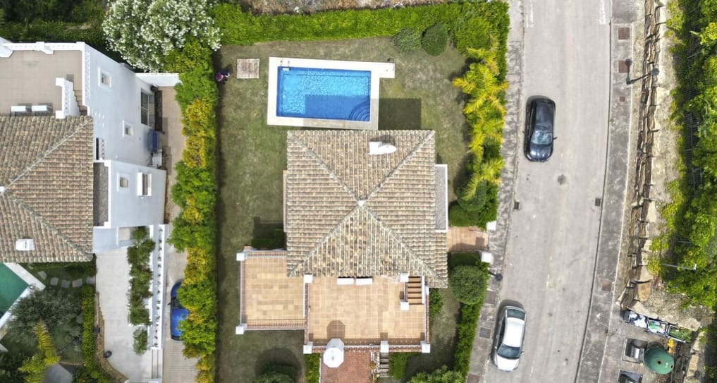 4 sovrum Villa till salu i Estepona med pool garage - 815 000 € (Ref: 9726074)