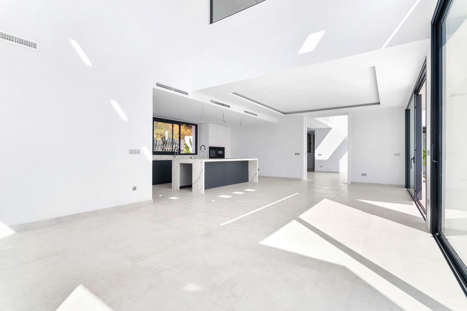 5 bedroom Villa for sale in Marbella with pool garage - € 2,450,000 (Ref: 9726100)