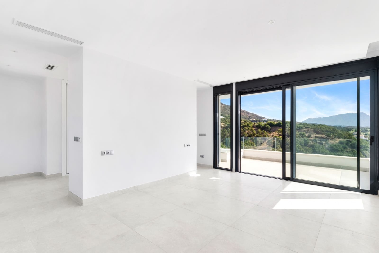 5 bedroom Villa for sale in Marbella with pool garage - € 2,450,000 (Ref: 9726100)