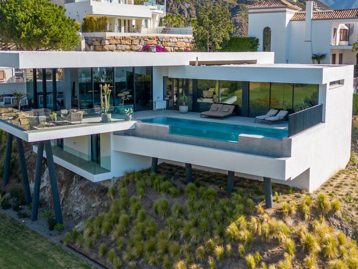 4 bedroom Villa for sale in Marbella with pool garage - € 2,985,000 (Ref: 9726138)