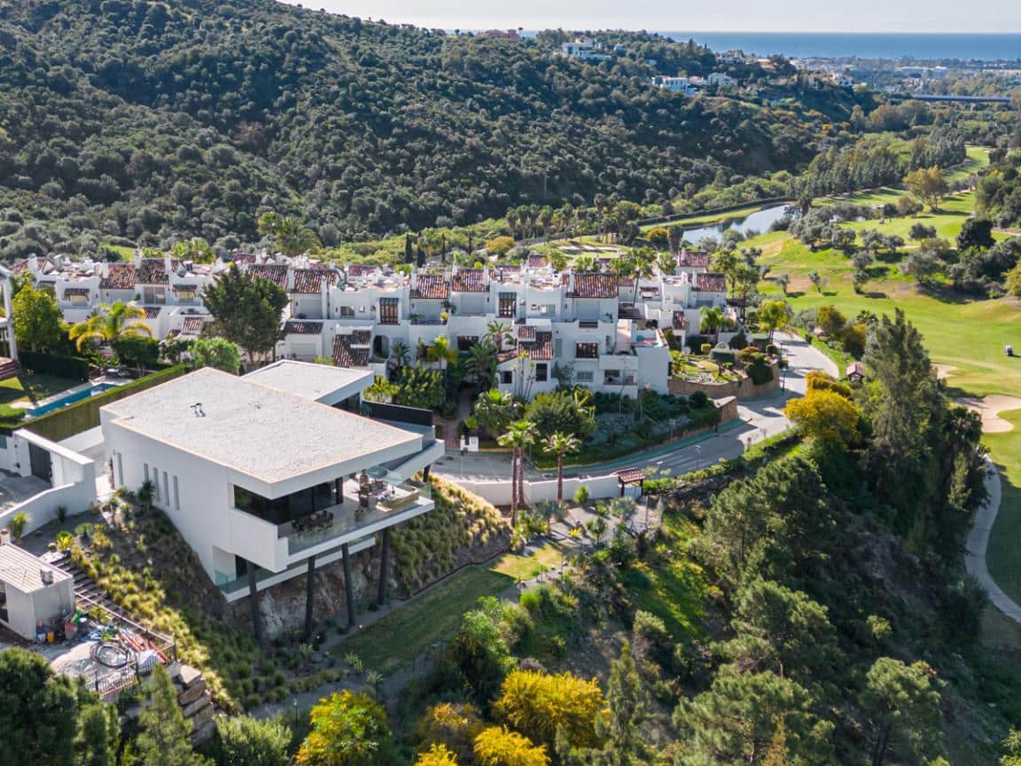 4 bedroom Villa for sale in Marbella with pool garage - € 2,985,000 (Ref: 9726138)