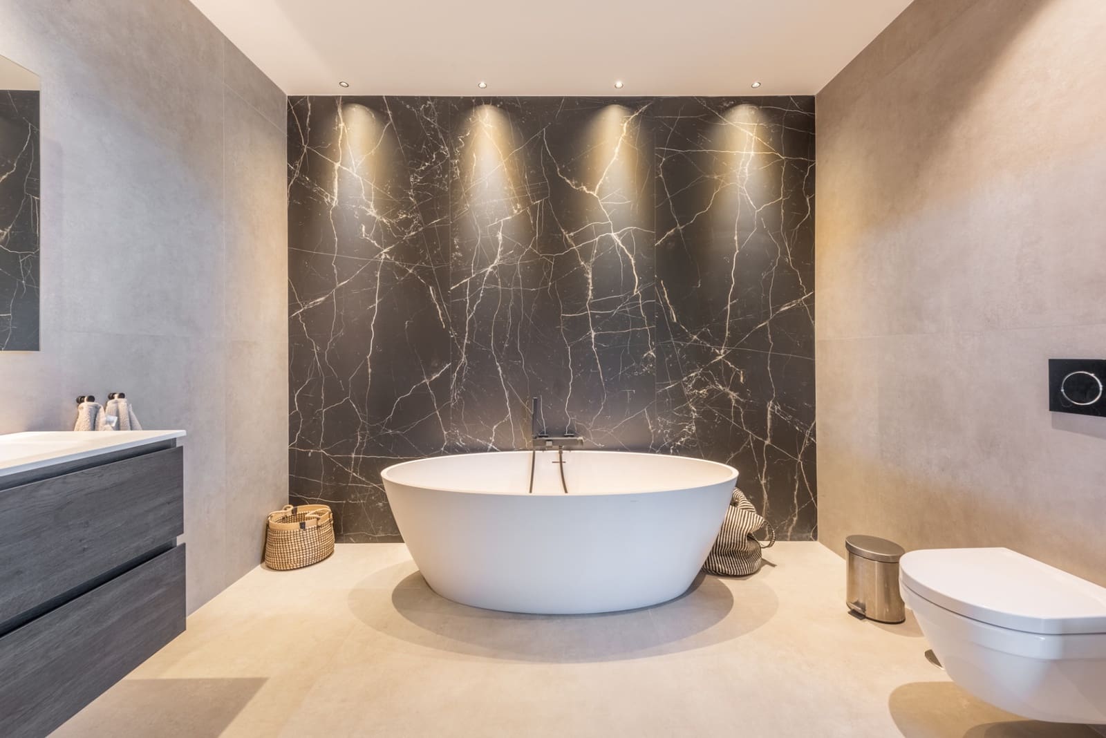 4 bedroom Villa for sale in Marbella with pool garage - € 2,985,000 (Ref: 9726138)