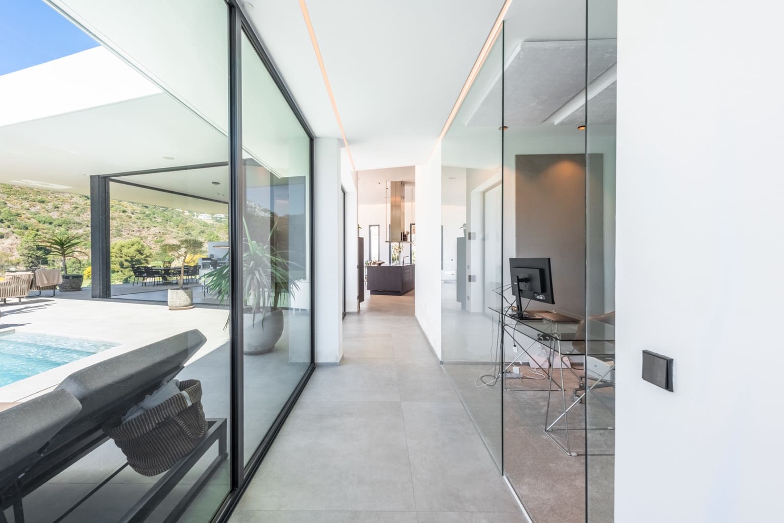 4 bedroom Villa for sale in Marbella with pool garage - € 2,985,000 (Ref: 9726138)