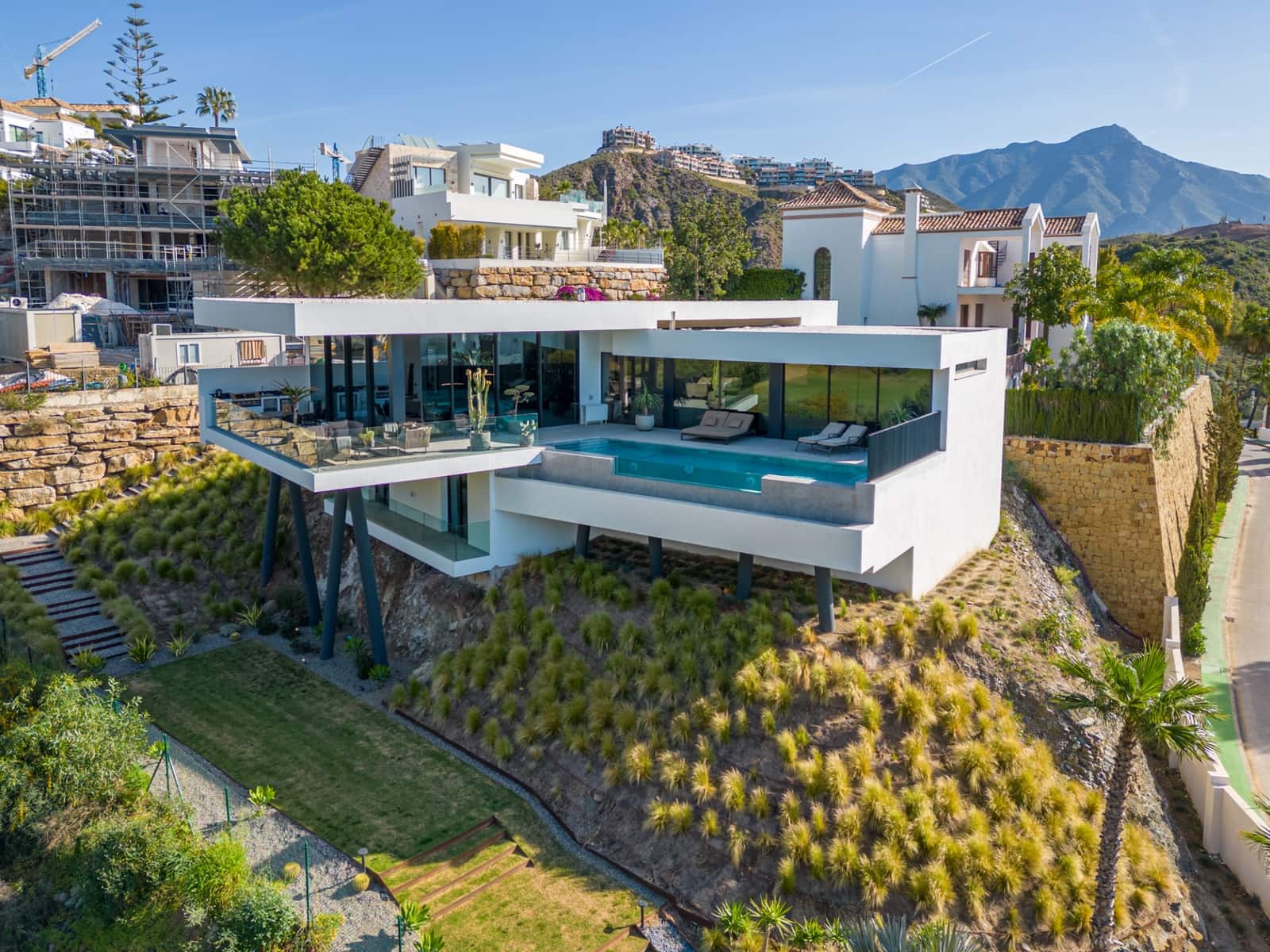 4 bedroom Villa for sale in Marbella with pool garage - € 2,985,000 (Ref: 9726138)