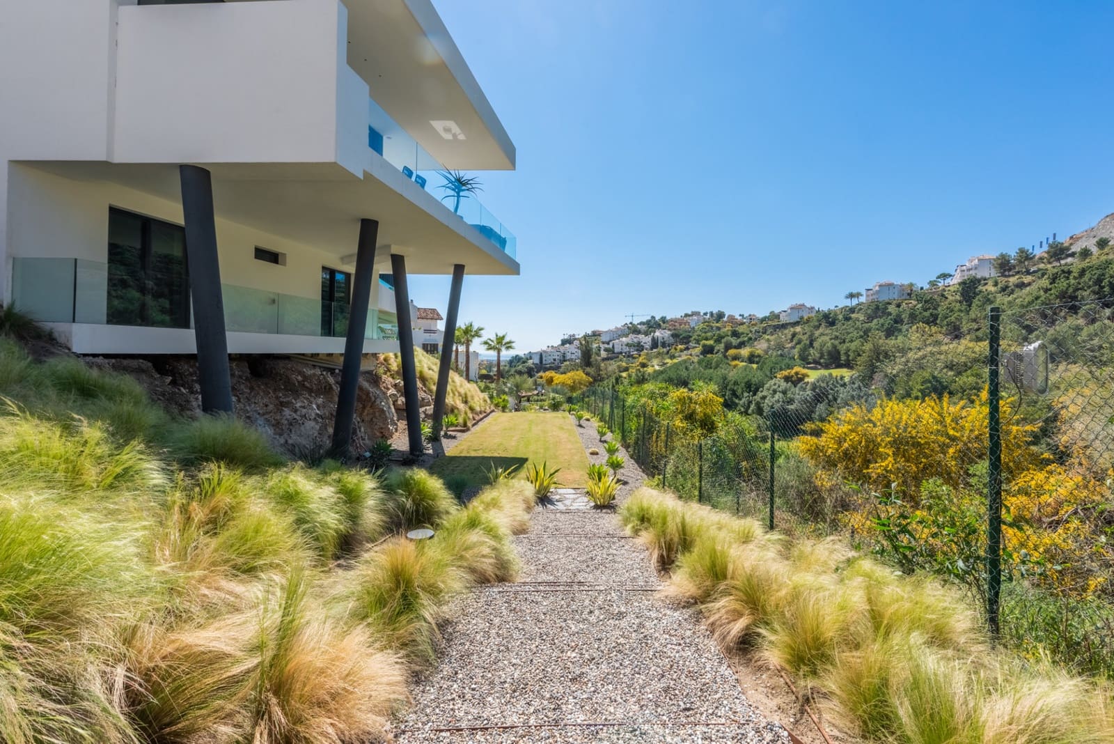 4 bedroom Villa for sale in Marbella with pool garage - € 2,985,000 (Ref: 9726138)