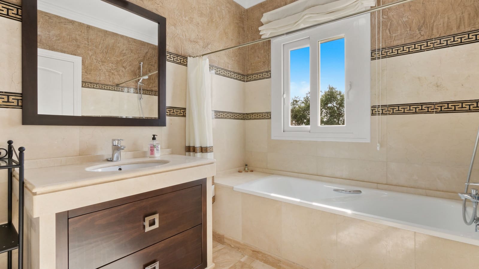 4 quarto Moradia para venda em Marbella com piscina garagem - 1 950 000 € (Ref: 9726146)