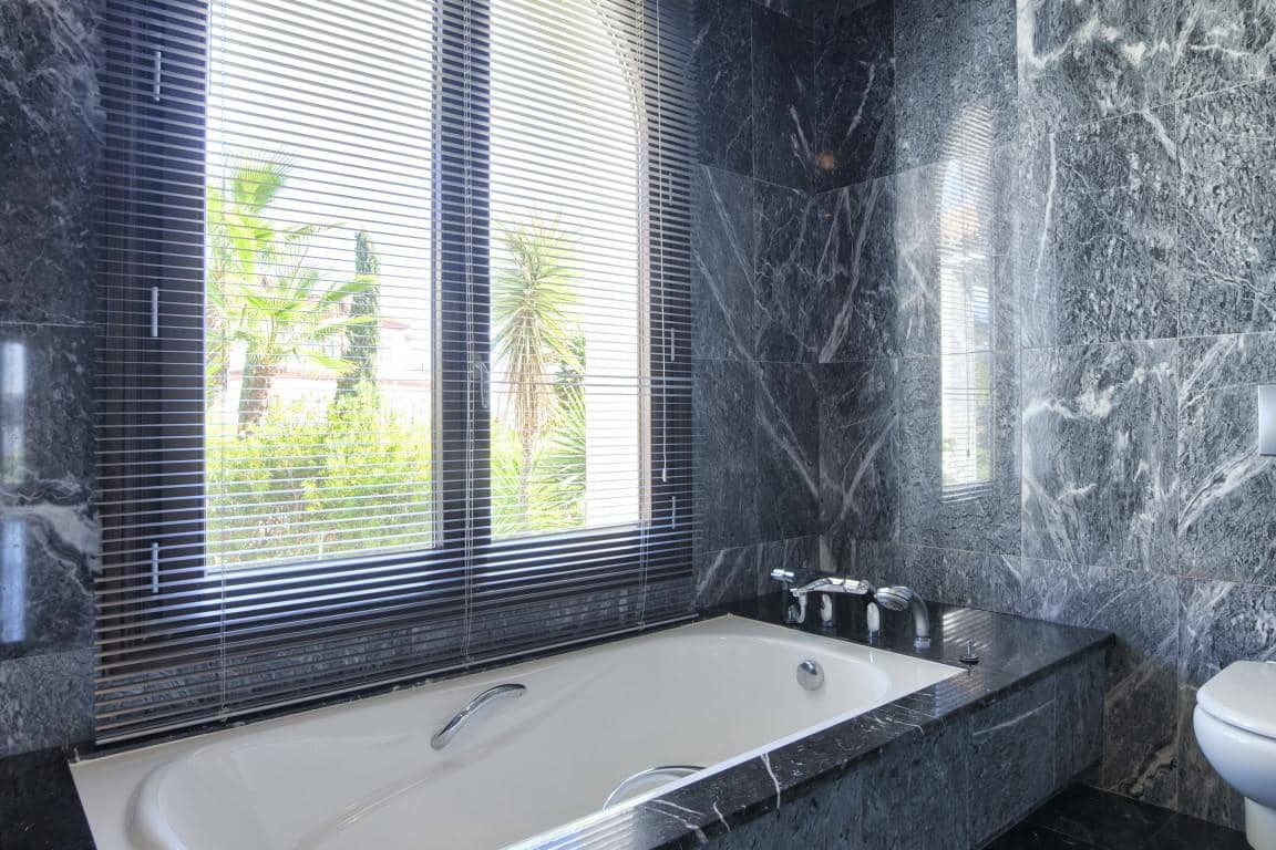 6 Zimmer Villa zu verkaufen in Marbella mit Pool Garage - 3.195.000 € (Ref: 9799221)