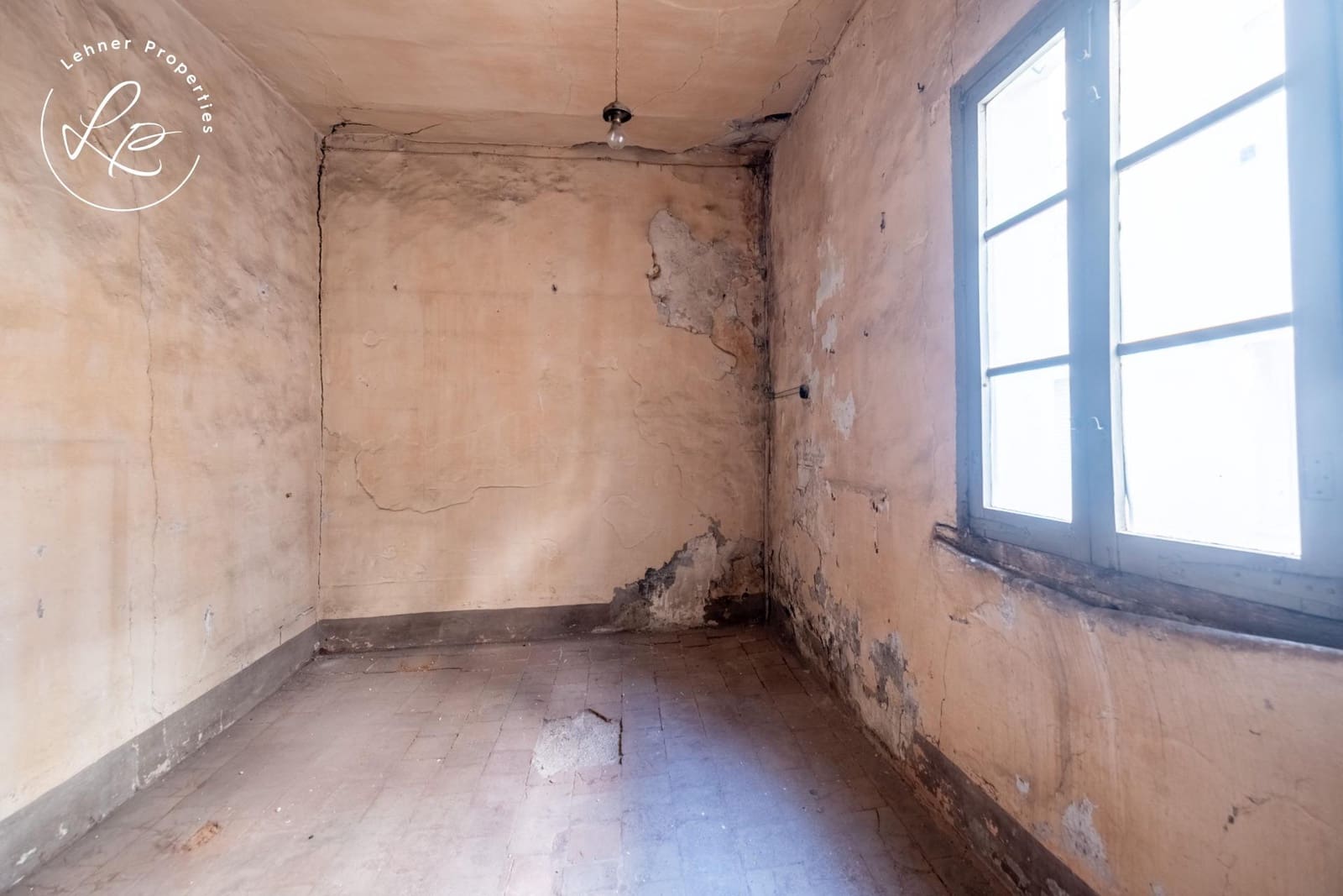 6 bedroom Commercial for sale in Olot - € 130,000 (Ref: 10015597)