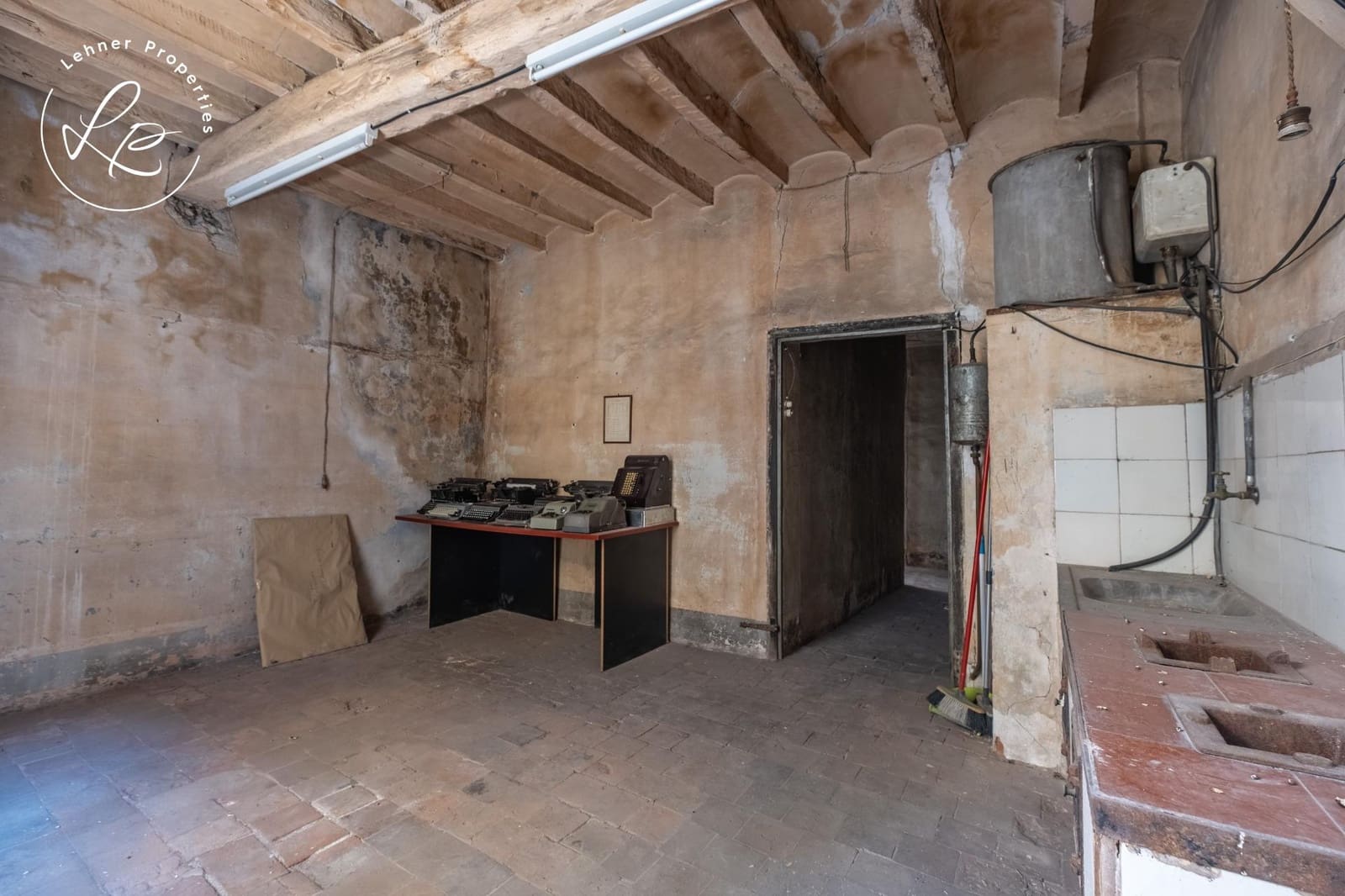 6 bedroom Commercial for sale in Olot - € 130,000 (Ref: 10015597)