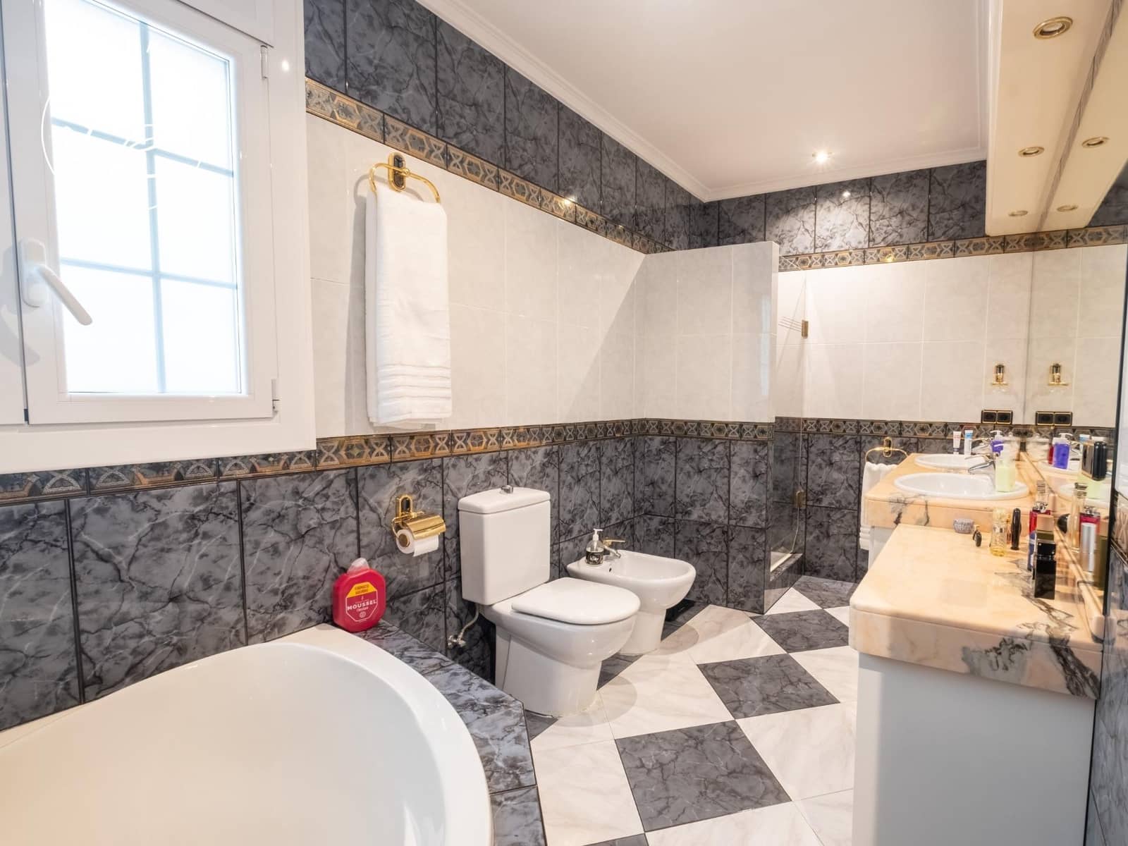 6 chambre Villa/Maison à vendre à Olot avec garage - 990 000 € (Ref: 10041144)