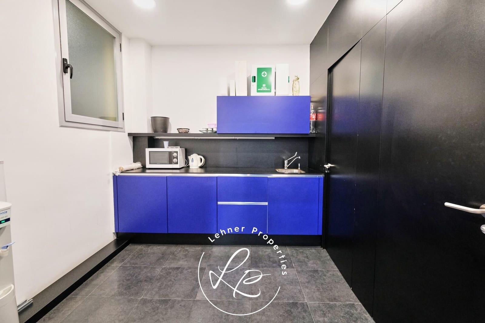 Commercial for sale in Figueres - € 380,000 (Ref: 9431678)