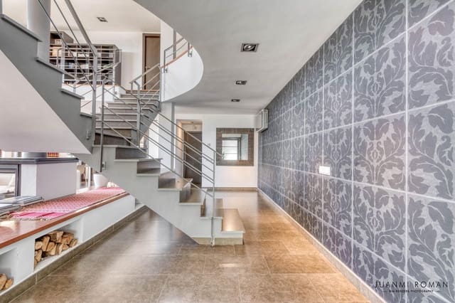 4 bedroom Villa for sale in Pau with garage - € 1,200,000 (Ref: 9431681)